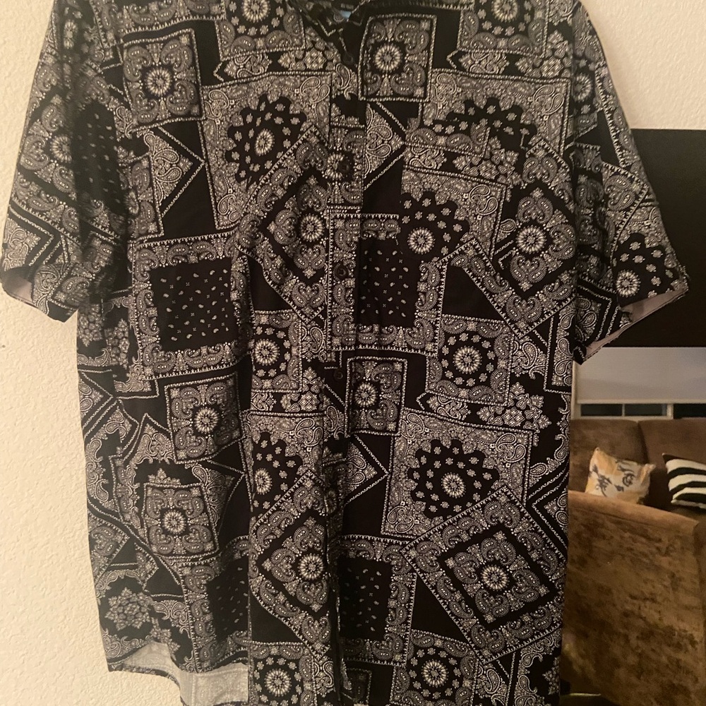 Black/White Geometric Men's Shirt❤️
Bundle items with a ❤️ to save on ship’s